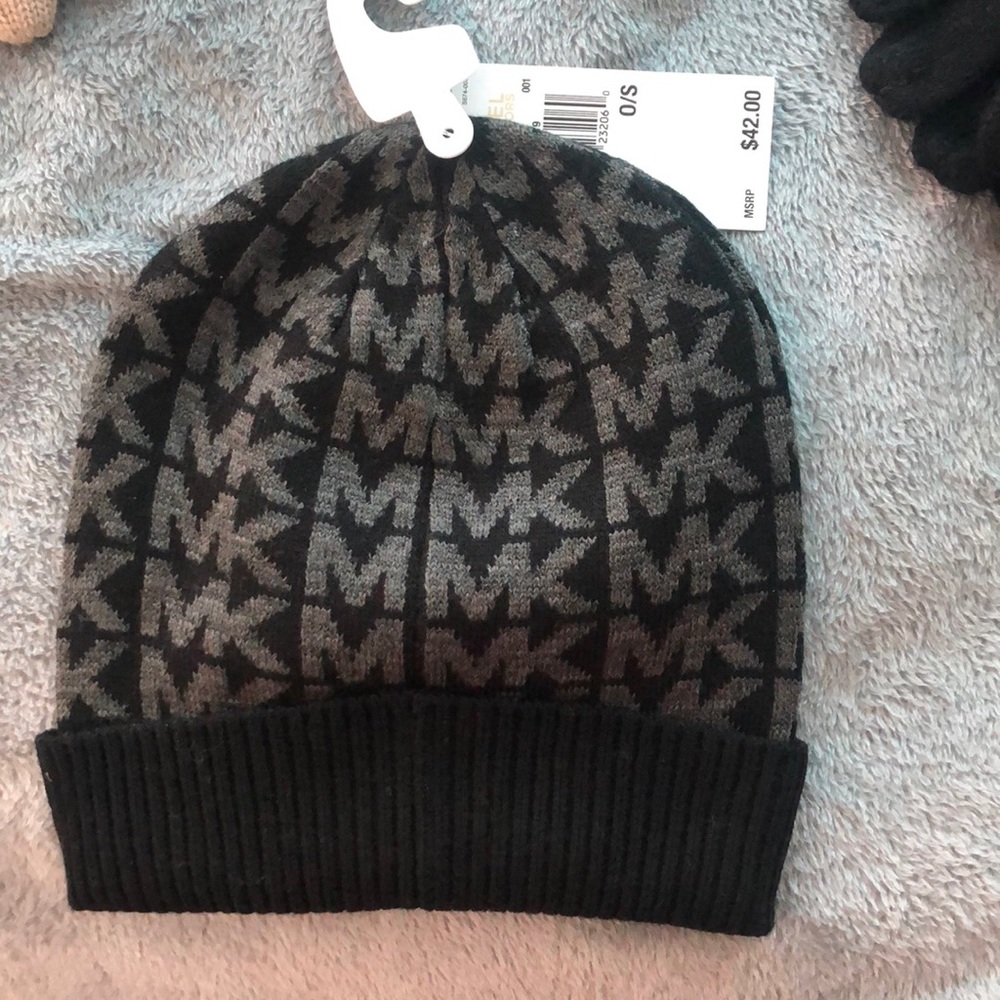 Brand new designer women’s gloves and beenie
